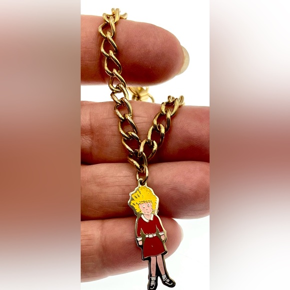 Vintage Signed 1974 Gold Tone Chain Linked Orphan Annie Charm Bracelet - Picture 3 of 6